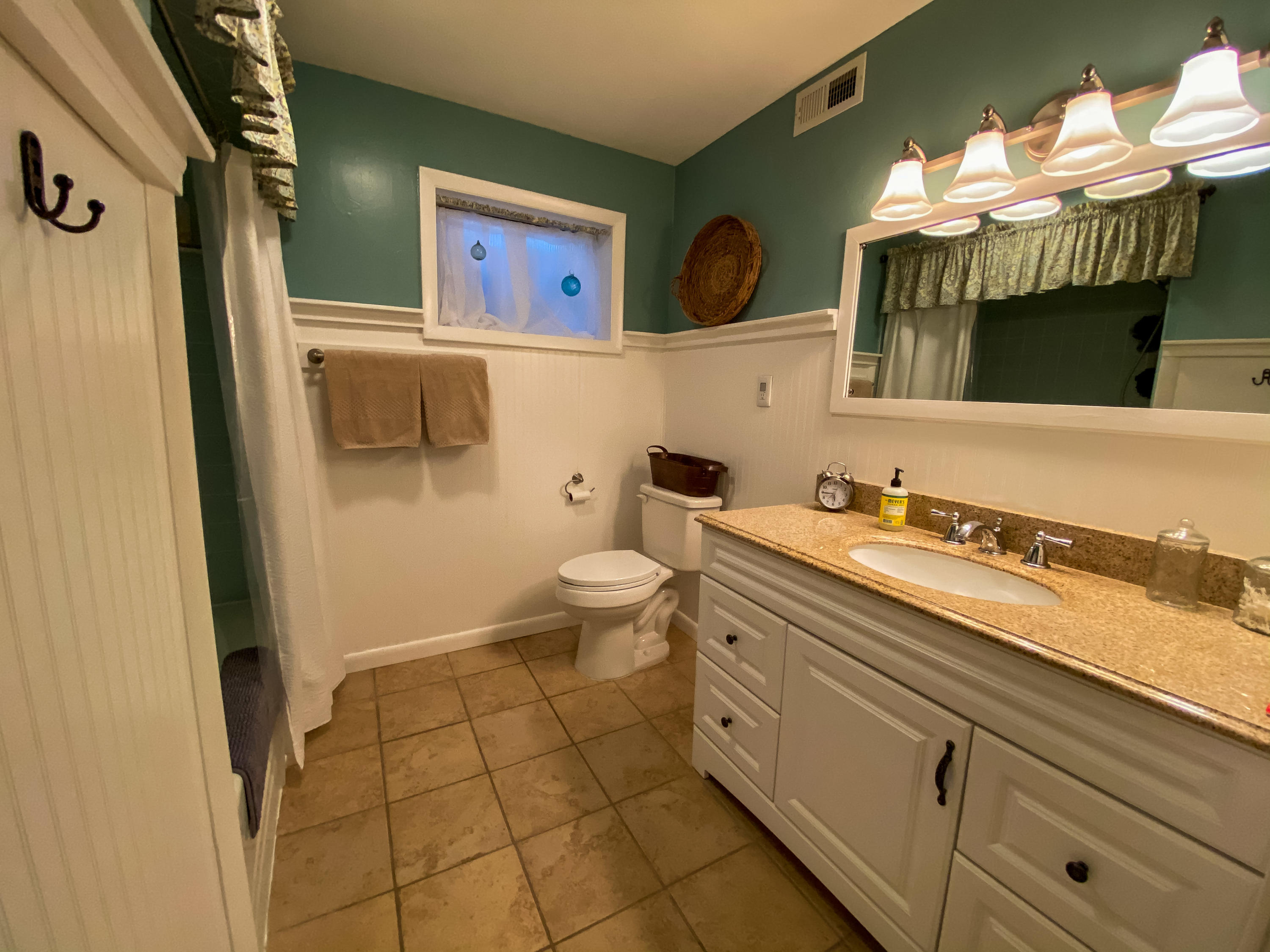 2208 Charsley Road Kingsport, TN 37660 - Photo 29 of 41 Downstairs full bath