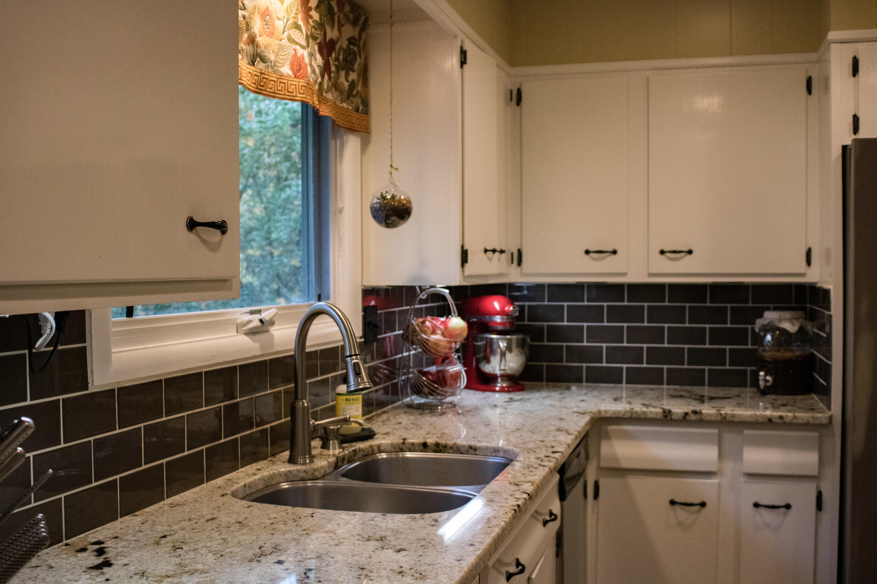 2208 Charsley Road Kingsport, TN 37660 - Photo 9 of 41 Granite and subway tiles!