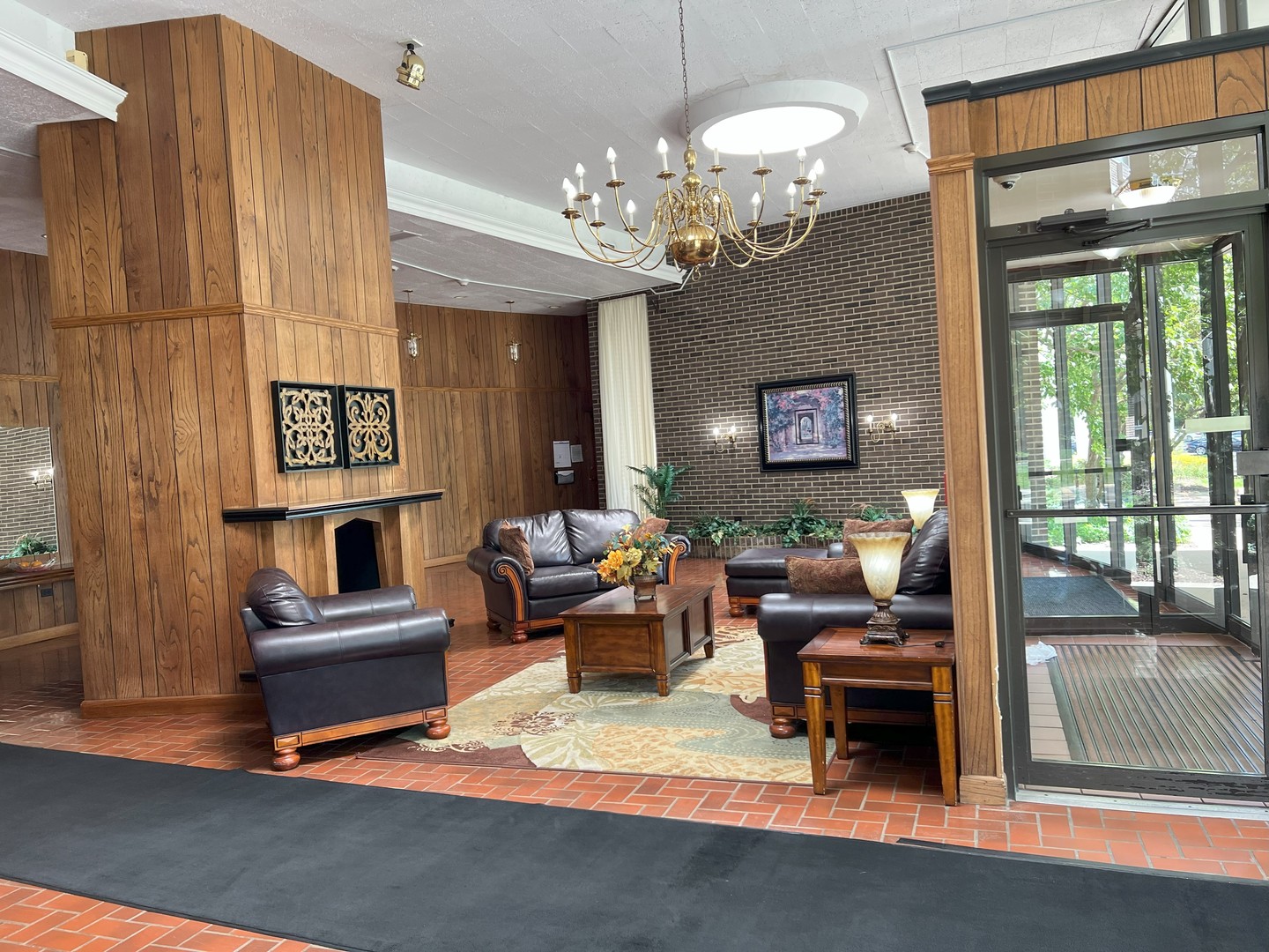 20 North Tower Road, Unit 9D Oak Brook, IL 60523 - Photo 3 of 15 Gallery Image 3