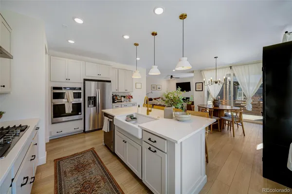 a large kitchen with kitchen island a large island in it