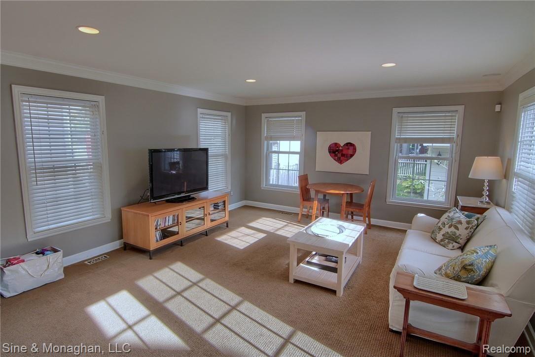 336 Merriweather Road Grosse Pointe, MI 48236 - Photo 9 of 28 Family_Room.jpg