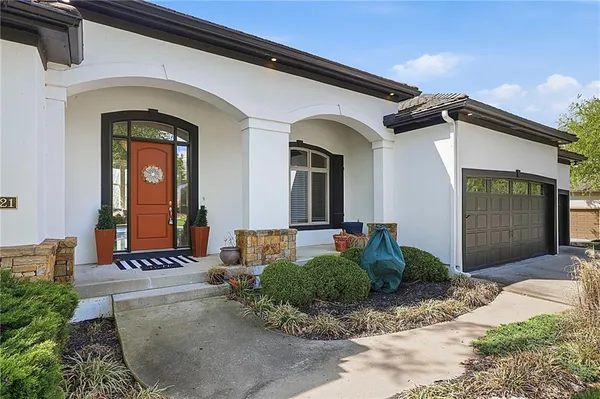 $999,000 | 2421 Northeast Lake Breeze Drive, Lee's Summit, MO 64086