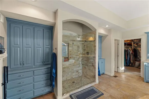 $999,000 | 2421 Northeast Lake Breeze Drive, Lee's Summit, MO 64086