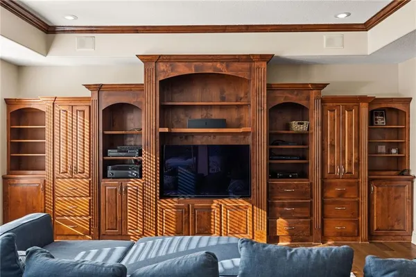 $999,000 | 2421 Northeast Lake Breeze Drive, Lee's Summit, MO 64086