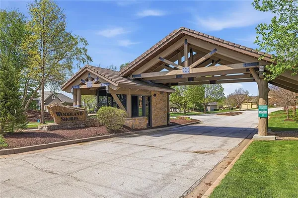 $999,000 | 2421 Northeast Lake Breeze Drive, Lee's Summit, MO 64086