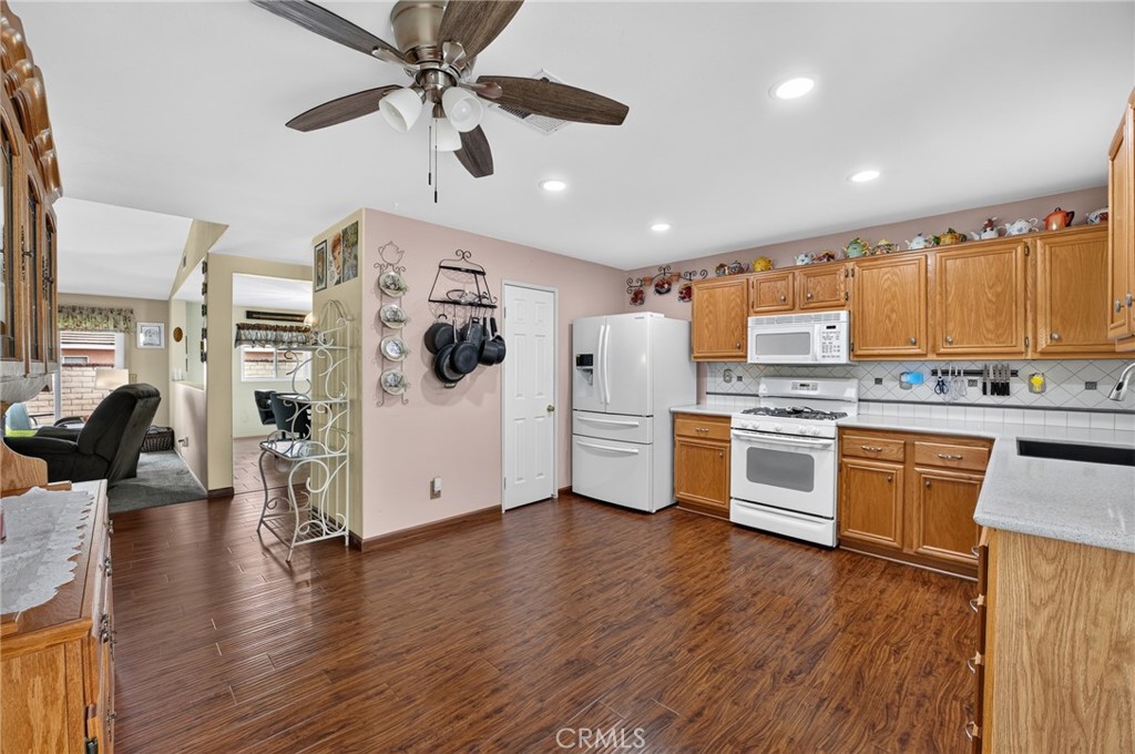 4994 Spring View Drive Banning, CA 92220 - Photo 15 of 46 Kitchen