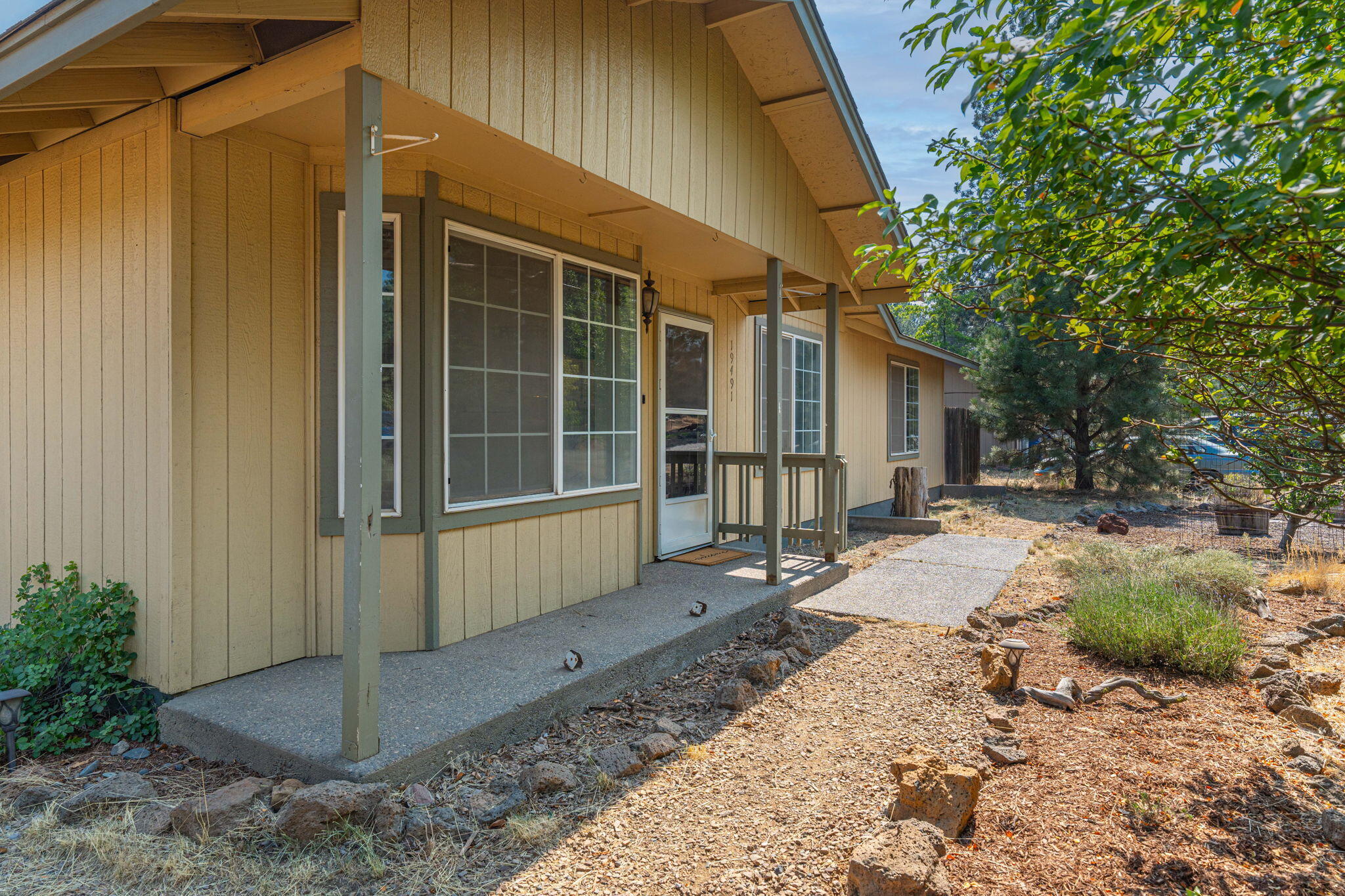 19491 Apache Road Bend, OR 97702 - Photo 5 of 30 2-web-or-mls-Riley_Visuals-2