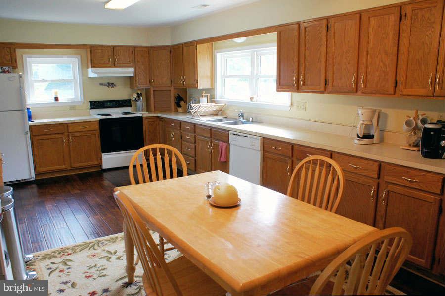 1201 Cedar Lane Edgewater, MD 21037 - Photo 5 of 30 Spacious Comfortable Interiors