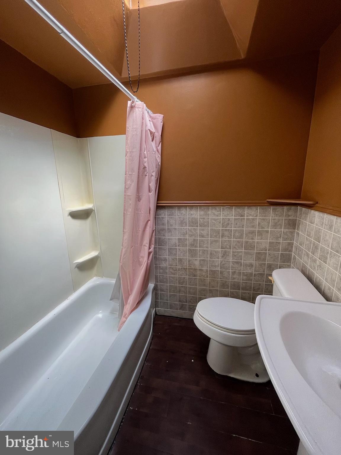 7524 Sherwood Road Philadelphia, PA 19151 - Photo 7 of 9 Upper level bath Room