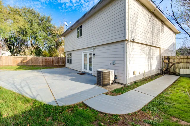 a view of a backyard with fountain