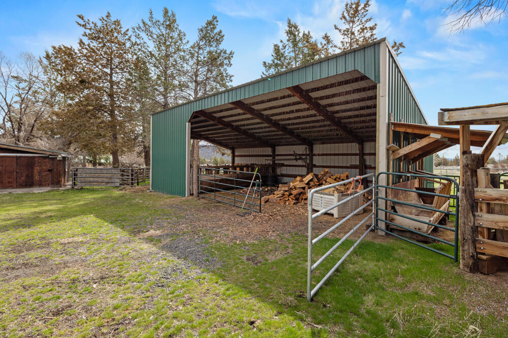 47477 Gerber Road Bonanza, OR 97623 - Photo 27 of 63 a view of a backyard with wooden fence