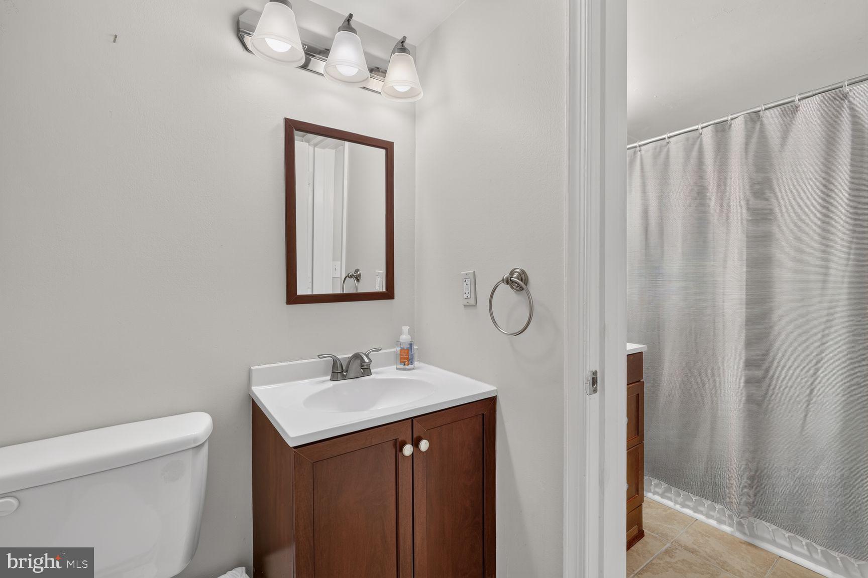 8358 K Dunham Court, Unit 627 Springfield, VA 22152 - Photo 10 of 15 Hallway split bath