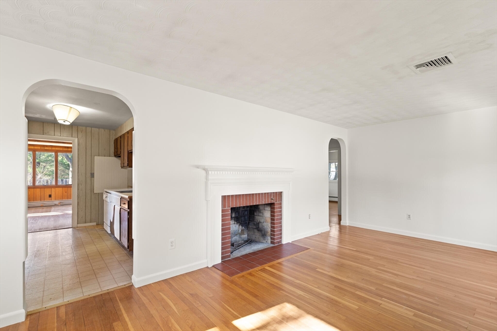 104 Homestead Circle Hamilton, MA 01982 - Photo 4 of 19 Gallery Image 4