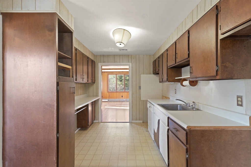 104 Homestead Circle Hamilton, MA 01982 - Photo 9 of 19 Gallery Image 9