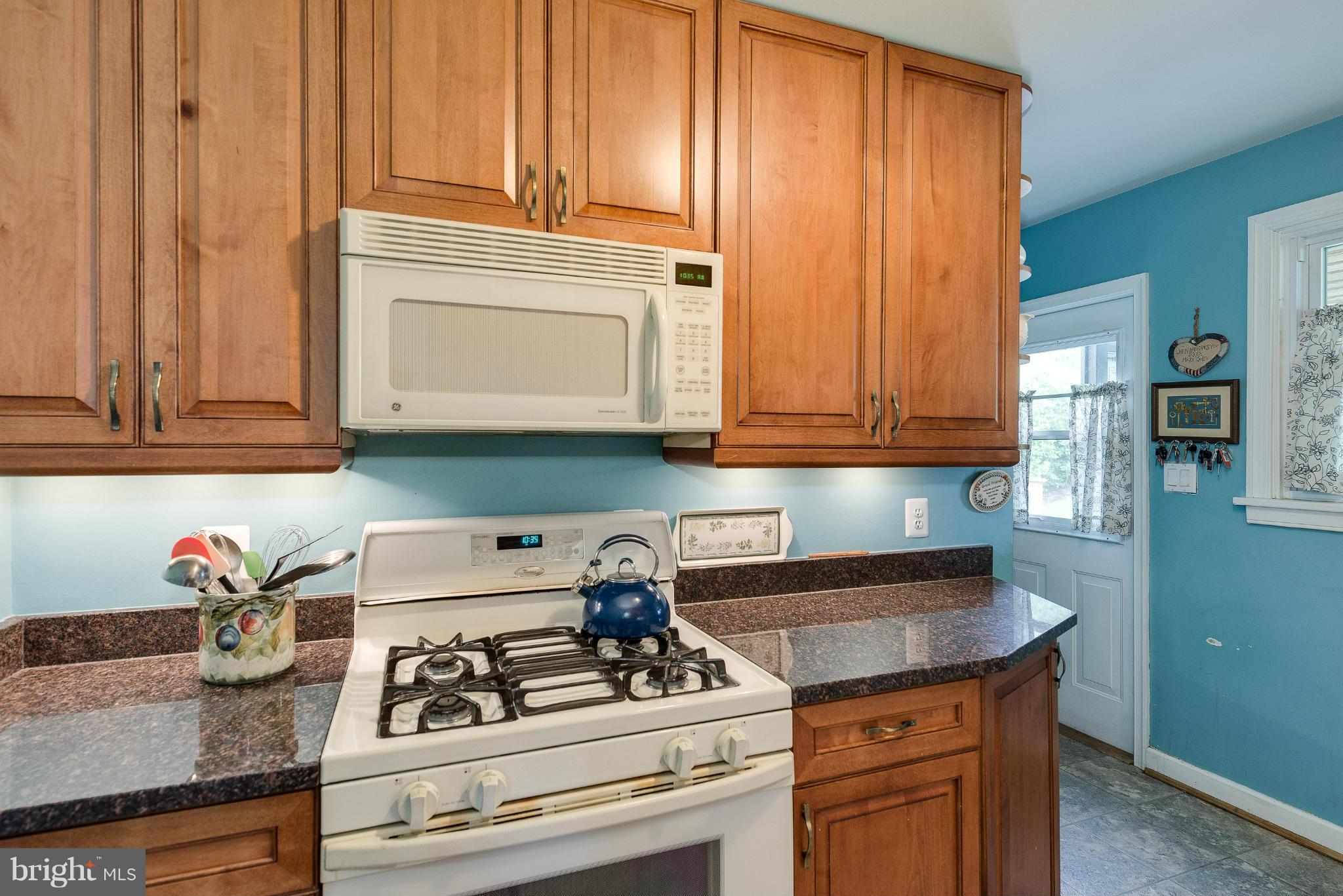 2709 Munson Street Silver Spring, MD 20902 - Photo 17 of 30 Kitchen with gas cooking and granite counters