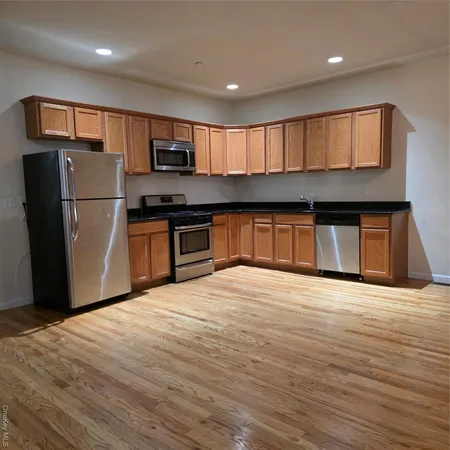 $3,000 | 3025 Sunrise Highway, Unit 15, Islip Terrace, NY 11752
