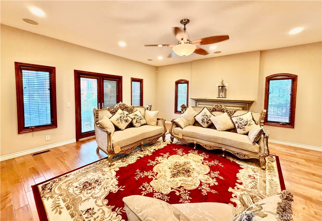 116 Termino Avenue Long Beach, CA 90803 - Photo 17 of 67 Living Room