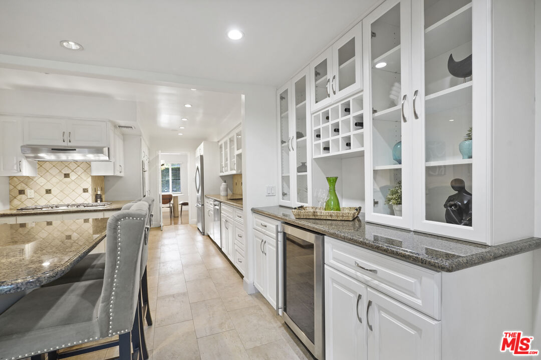 2452 North Altadena Drive Altadena, CA 91001 - Photo 11 of 32