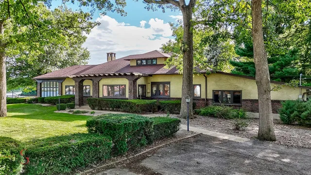 $530,000 | 105 Leland Lane, Ottawa, IL 61350
