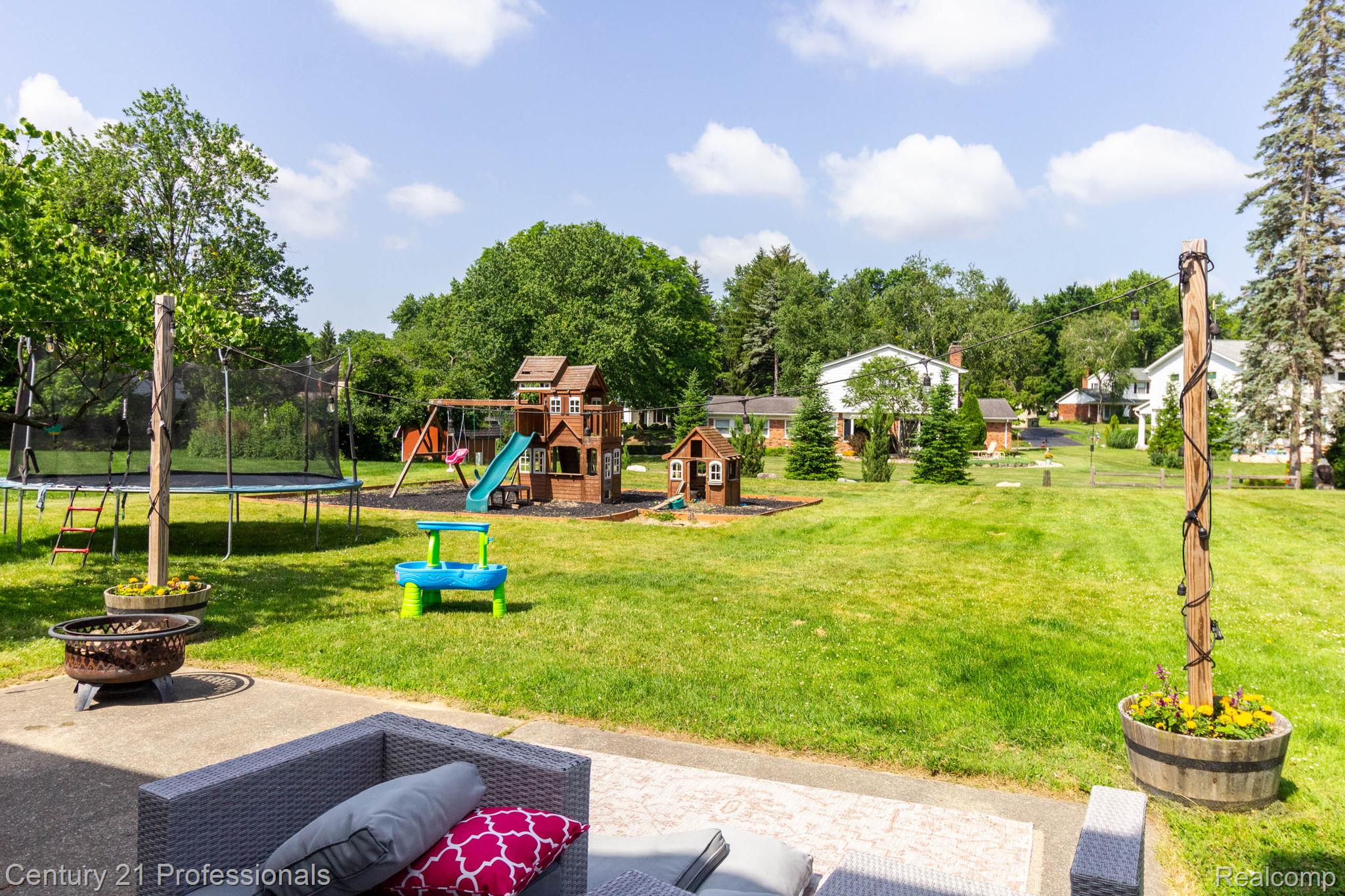 671 Bridgestone Drive Rochester, MI 48309 - Photo 49 of 50 yard (7).jpg