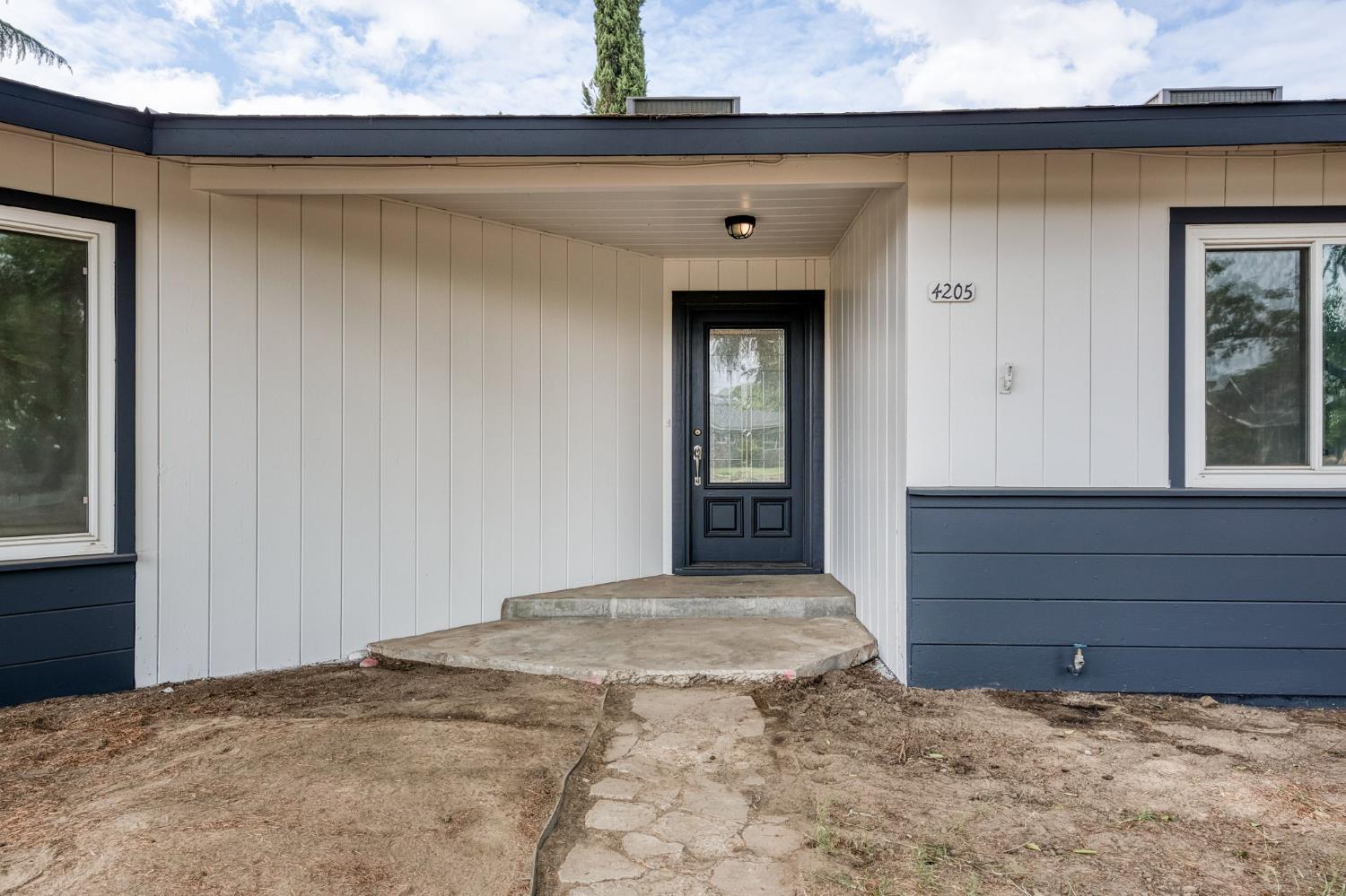 4205 Ralph Lane North Fresno, CA 93727 - Photo 8 of 59
