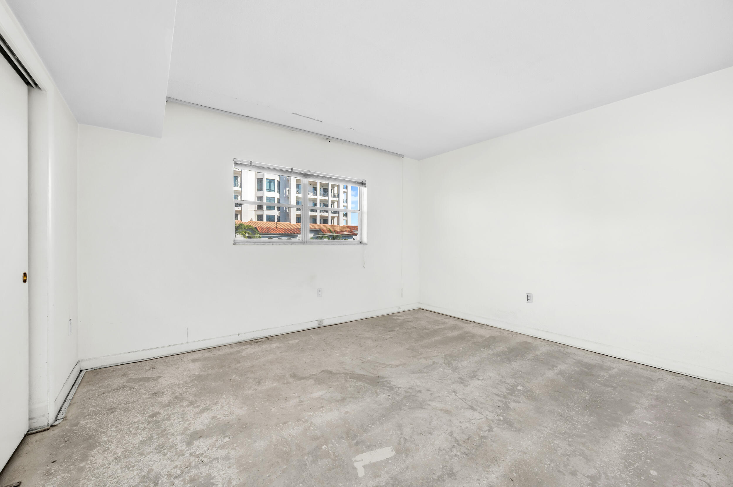 200 East Royal Palm Road, Unit 4040 Boca Raton, FL 33432 - Photo 19 of 22 an empty room with a window