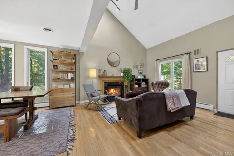 $560,000 | 305 Oak Lane, Newburgh, NY 12550