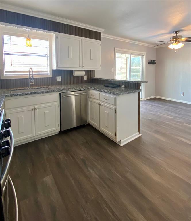 2004 Blue Bird Circle Bonham, TX 75418 - Photo 11 of 31 Looking into breakfast nook area