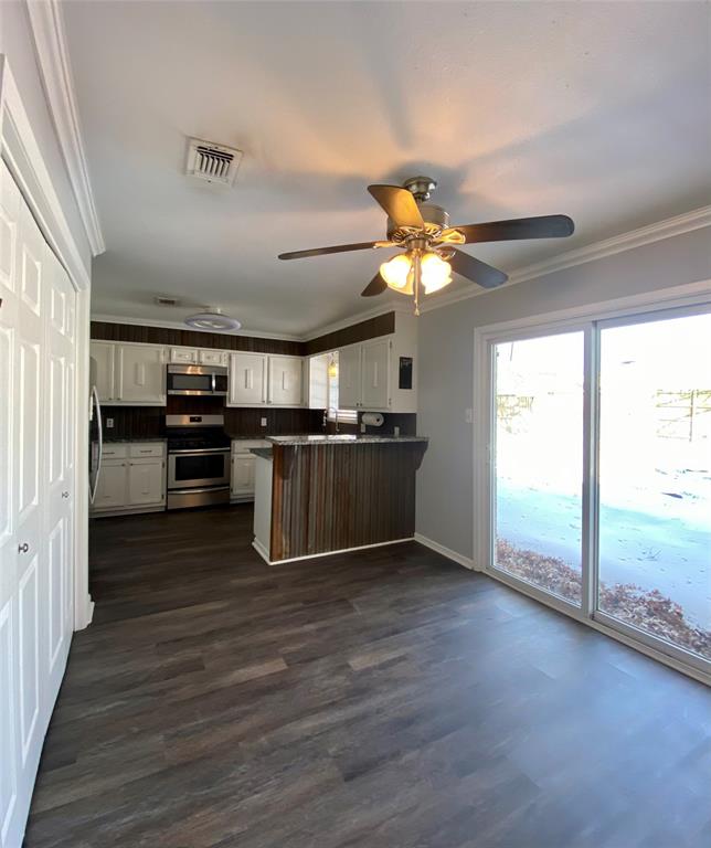 2004 Blue Bird Circle Bonham, TX 75418 - Photo 12 of 31 Breakfast nook with glass slider to back patio