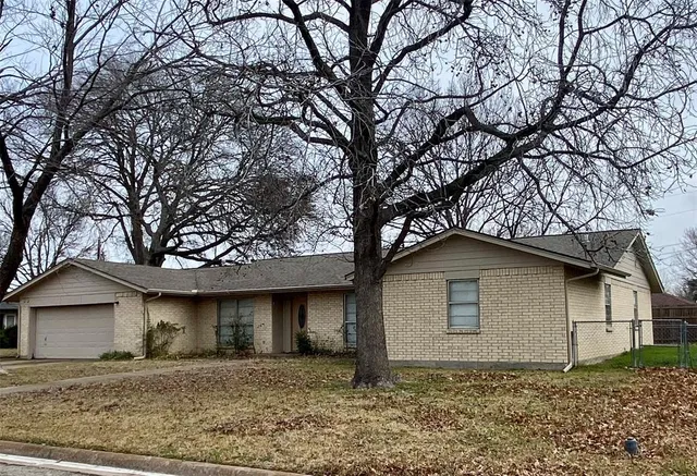 $255,000 | 2004 Blue Bird Circle, Bonham, TX 75418