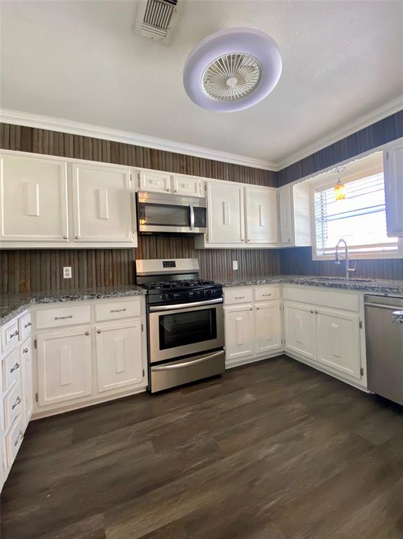 2004 Blue Bird Circle Bonham, TX 75418 - Photo 10 of 31 Kitchen