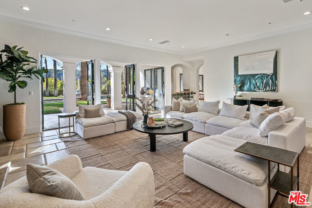 3315 Clerendon Road Beverly Hills, CA 90210 - Photo 8 of 32