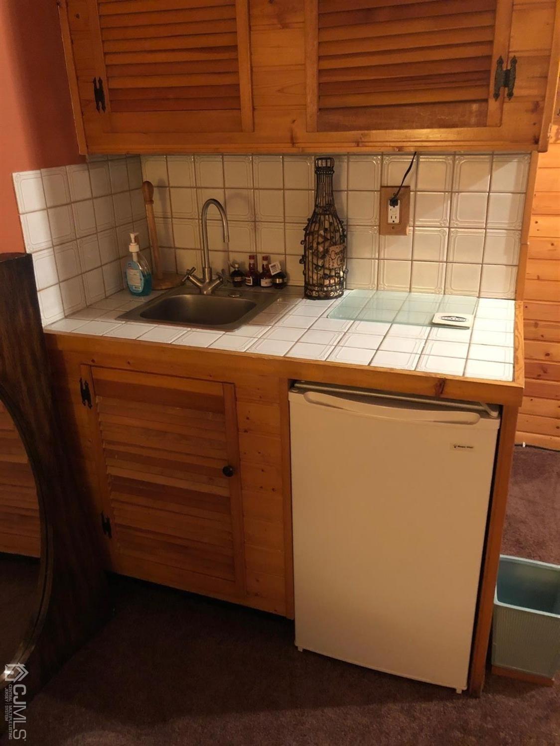 880 Robin Road Hillsborough, NJ 08844 - Photo 21 of 37 a utility room with dryer and washer