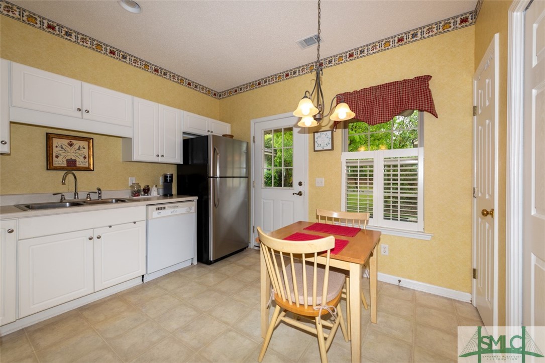 113 Coach House Square Pooler, GA 31322 - Photo 9 of 49 Kitchen/ Breakfast Area
