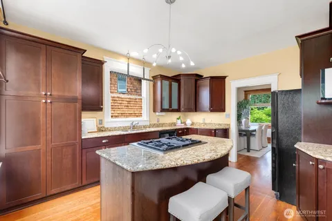 $1,025,000 | 4611 34th Avenue West, Seattle, WA 98199