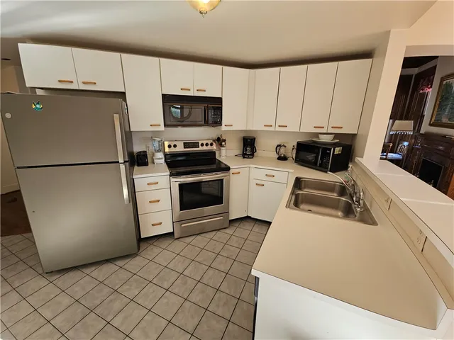 $1,900 | 364 Bellevue Avenue, Unit W201S, Newport, RI 02840