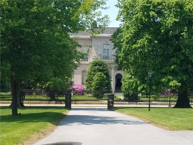 $1,900 | 364 Bellevue Avenue, Unit W201S, Newport, RI 02840