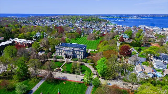 $1,900 | 364 Bellevue Avenue, Unit W201S, Newport, RI 02840