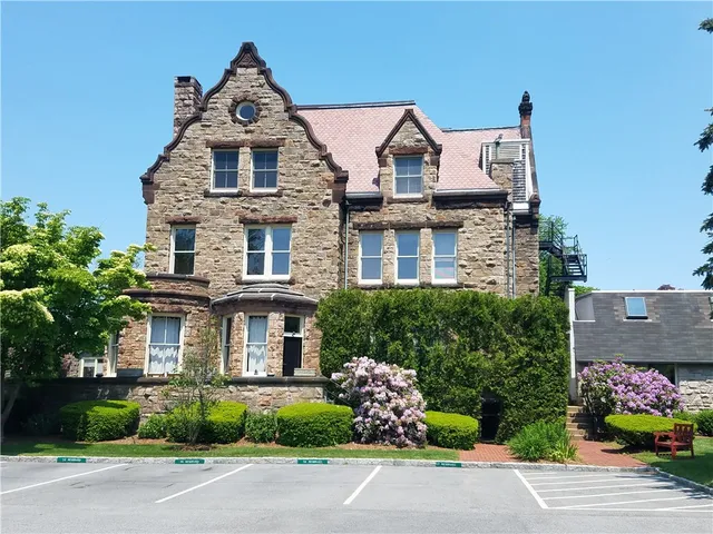 $1,900 | 364 Bellevue Avenue, Unit W201S, Newport, RI 02840