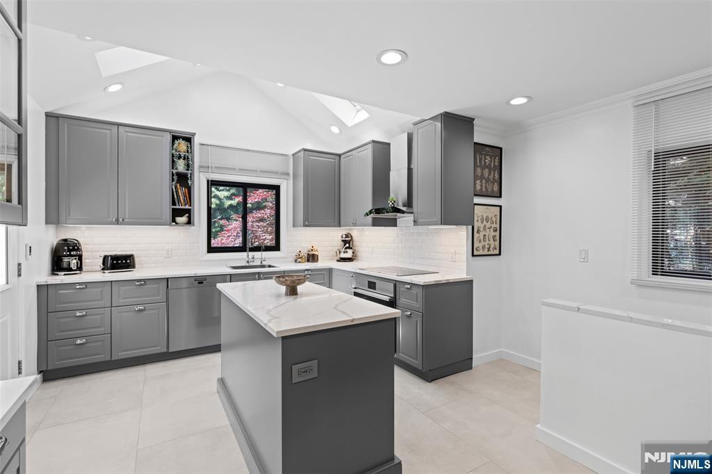 502 Closter Dock Road Closter, NJ 07624 - Photo 4 of 47