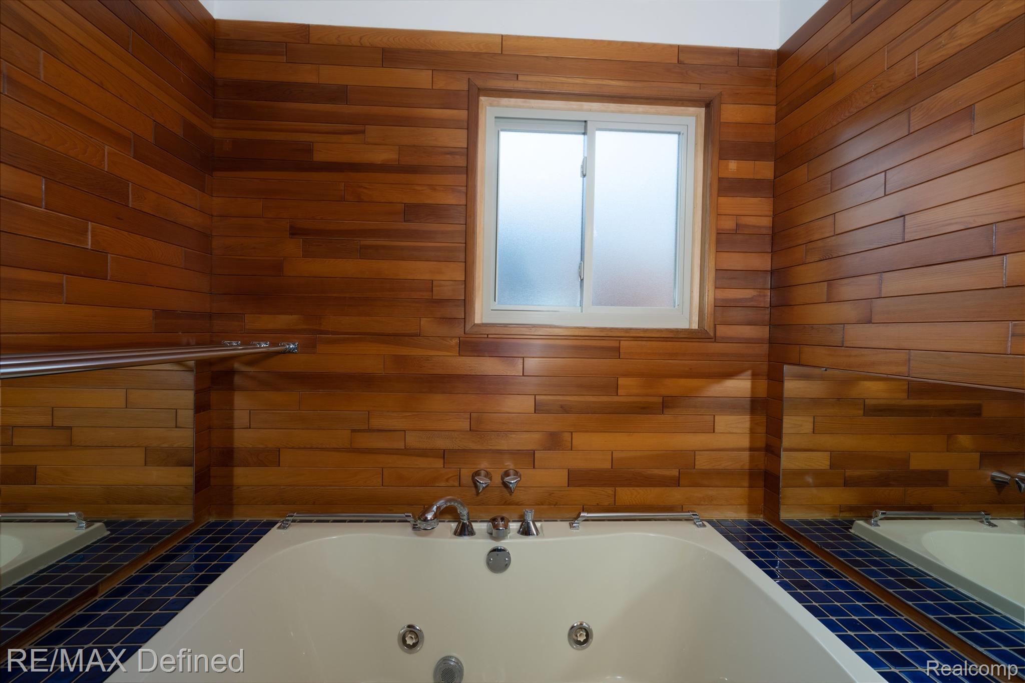 2286 Common Road Warren, MI 48092 - Photo 10 of 13 Spa like bath