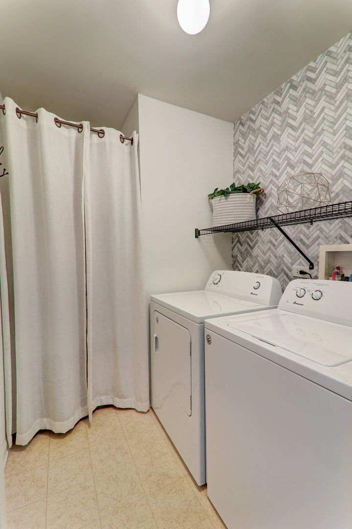980 Oak Ridge Boulevard Elgin, IL 60120 - Photo 21 of 42 a utility room with dryer and washer
