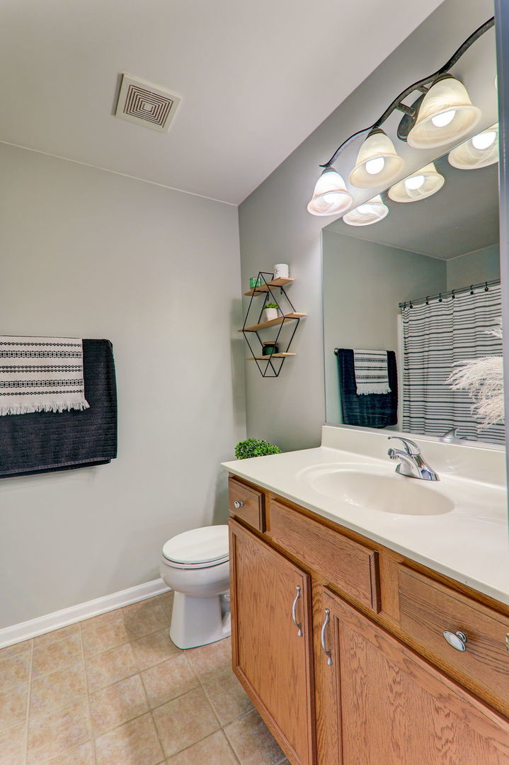 980 Oak Ridge Boulevard Elgin, IL 60120 - Photo 25 of 42 a bathroom with a sink a toilet and a mirror