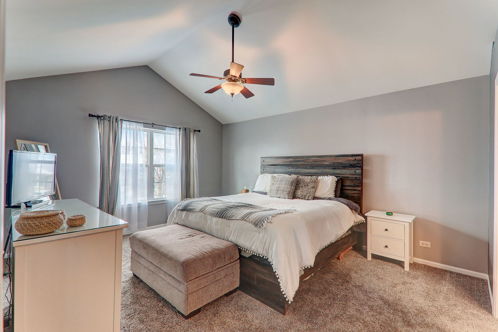 980 Oak Ridge Boulevard Elgin, IL 60120 - Photo 29 of 42 a bedroom with bed and window