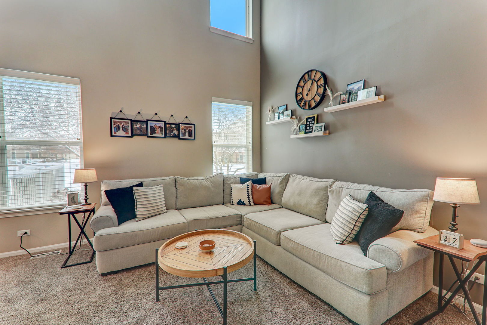 980 Oak Ridge Boulevard Elgin, IL 60120 - Photo 3 of 42 a living room with furniture and a couch