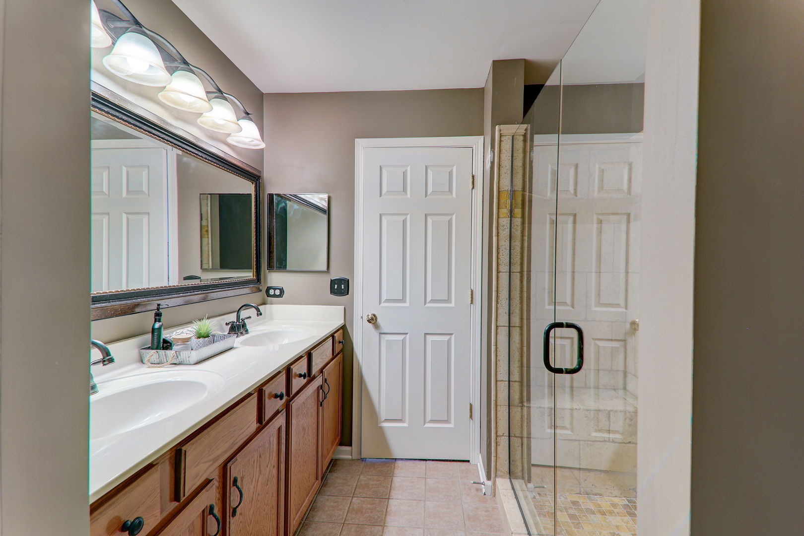 980 Oak Ridge Boulevard Elgin, IL 60120 - Photo 33 of 42 a bathroom with a double vanity sink and mirror