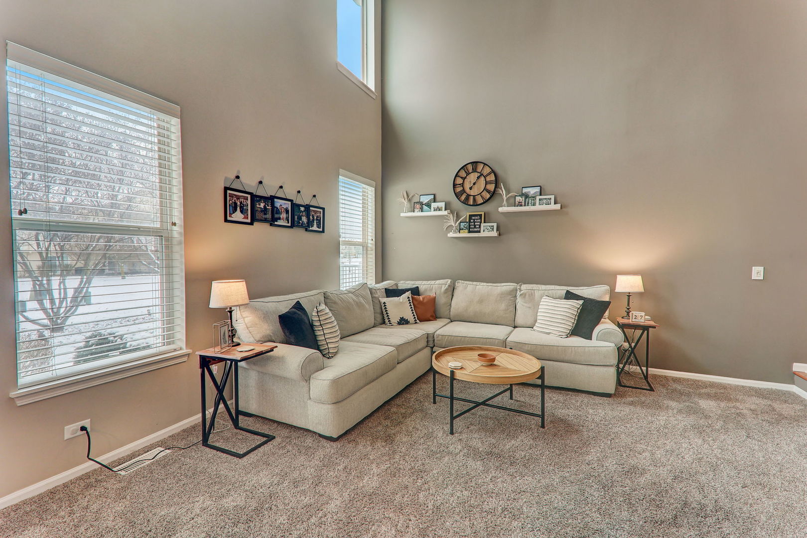 980 Oak Ridge Boulevard Elgin, IL 60120 - Photo 4 of 42 a living room with furniture and a window
