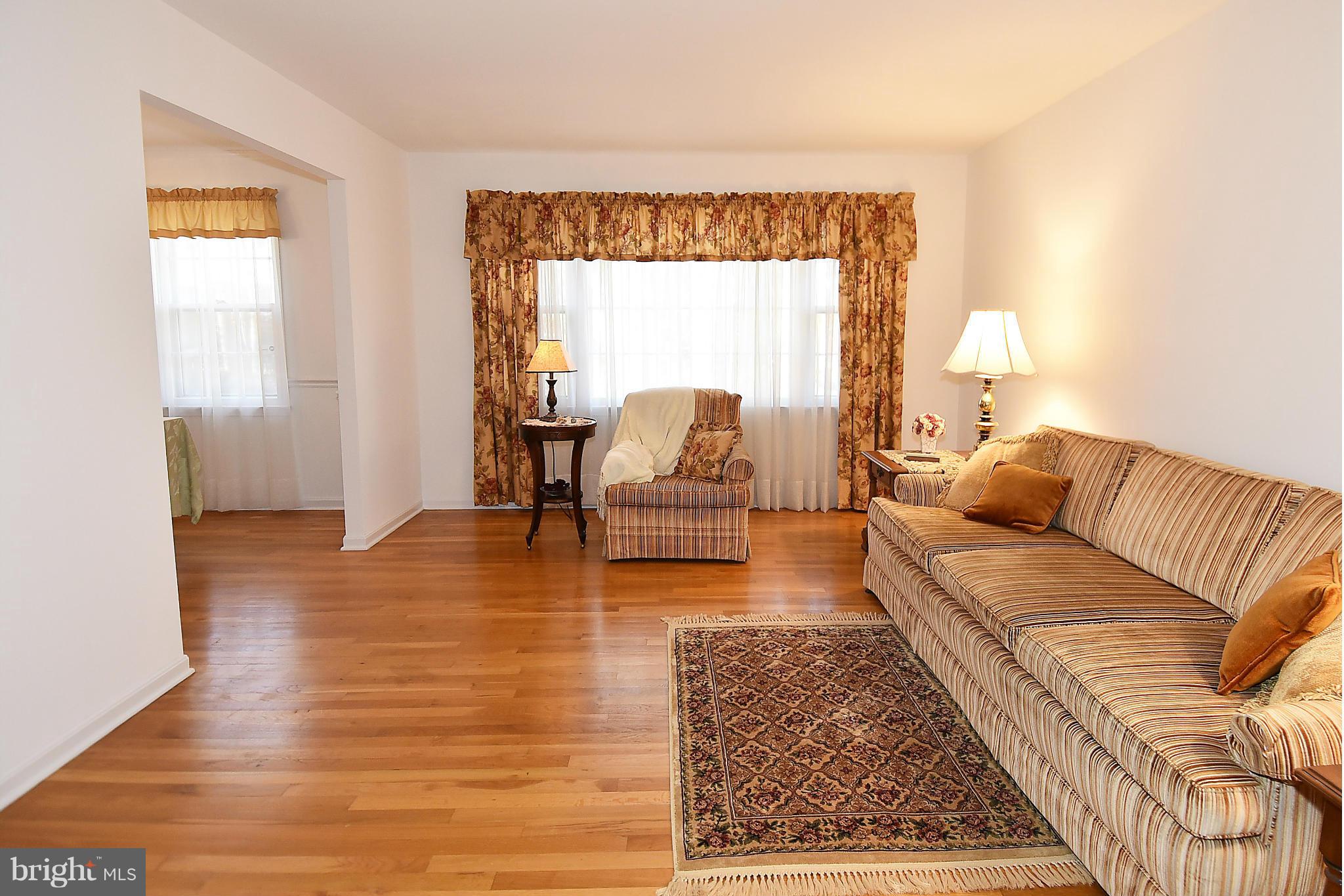 6814 Field Master Drive Springfield, VA 22153 - Photo 11 of 29 Living Room