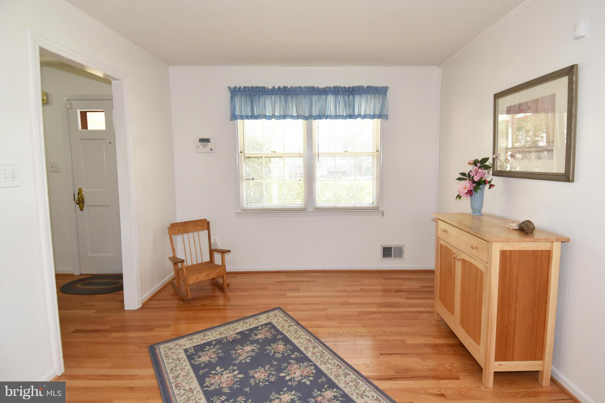 6814 Field Master Drive Springfield, VA 22153 - Photo 7 of 29 Living Room