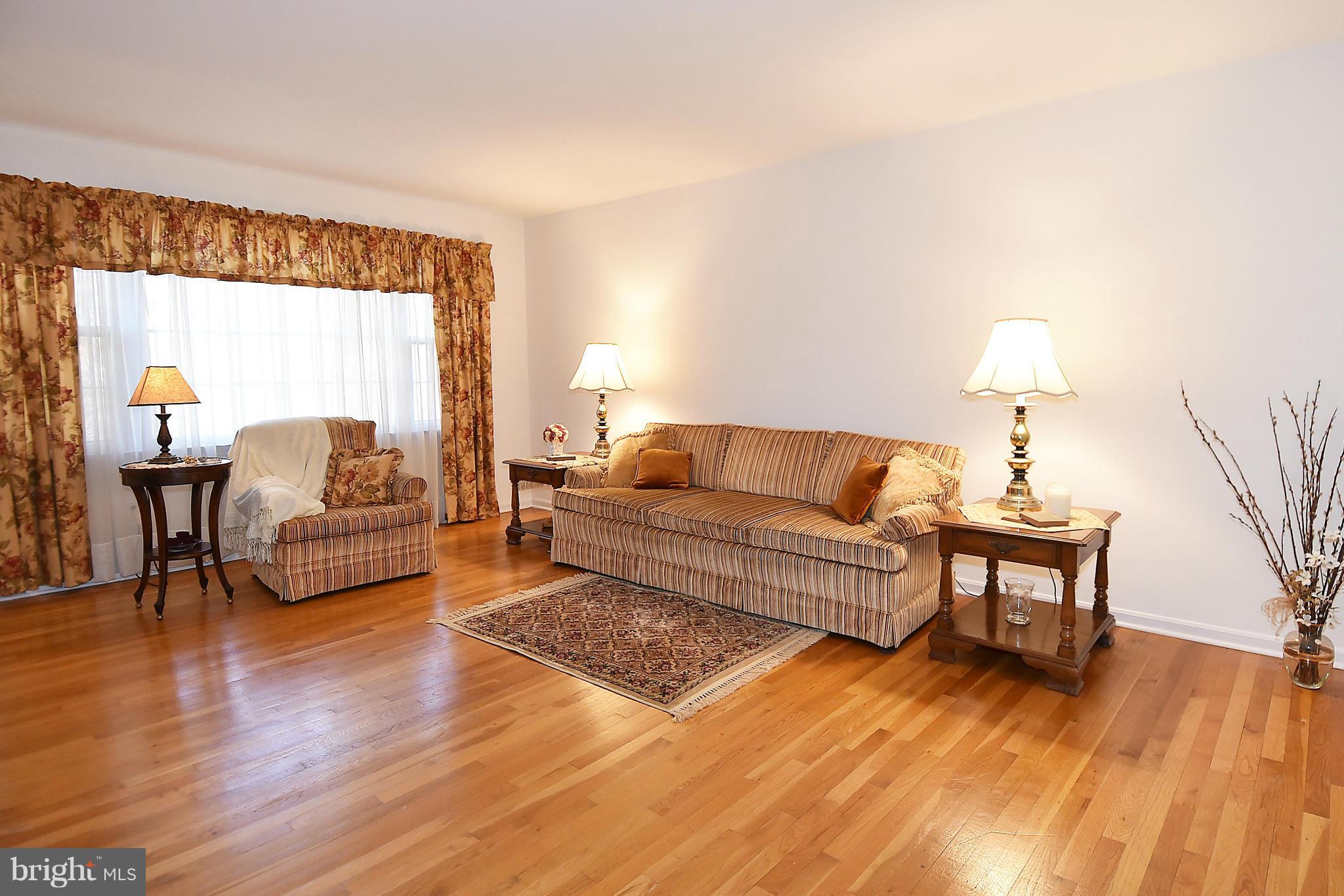 6814 Field Master Drive Springfield, VA 22153 - Photo 10 of 29 Living Room
